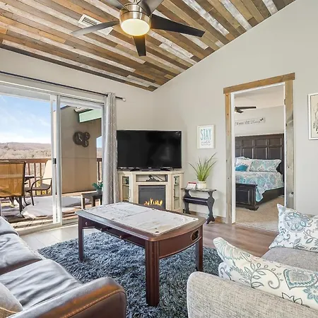Rustic Cove Escape By The Lake